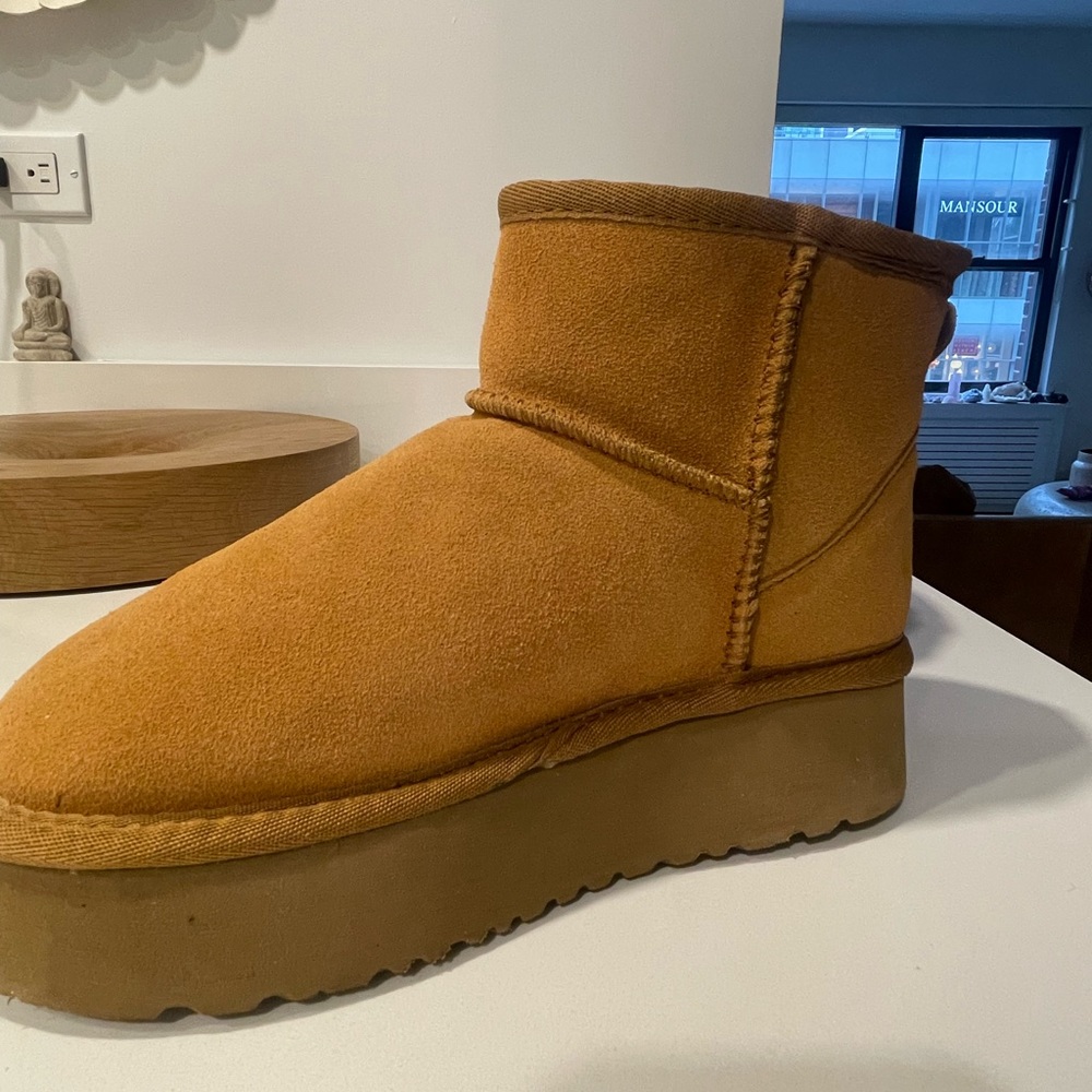 UGG Classic Mini Platform…. No box. Was a gift, brand new, let’s call them UGHs